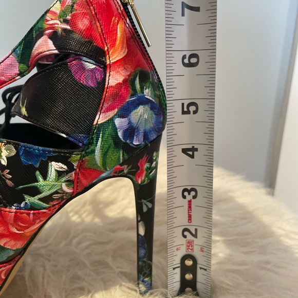 Never Worn/NWOT: Madden Girl “Raceyyy” Strappy Floral Sandals, Size 7 - Picture 5 of 7
